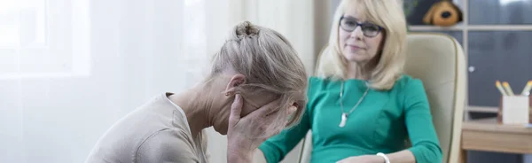 Женщина плачет во время терапии — стоковое фото