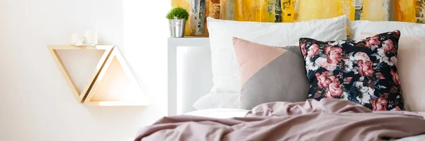Cabeça de cama colorida e prateleiras — Fotografia de Stock
