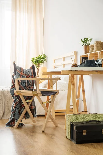Minimalistischer Schreibtisch und Stuhl aus Holz — Stockfoto