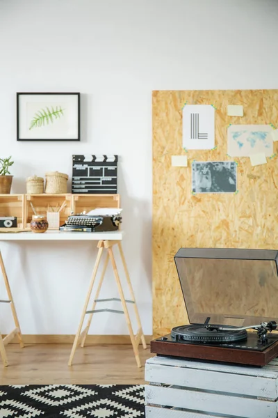 Hipster-Interieur mit Grammophon — Stockfoto