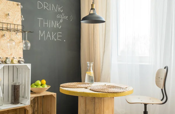 Holztisch im Öko-Café — Stockfoto