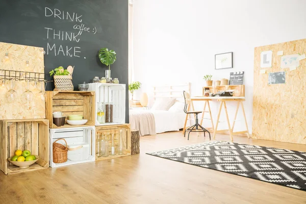 Upcycled Hipster-Wohnung mit diy Möbeln — Stockfoto