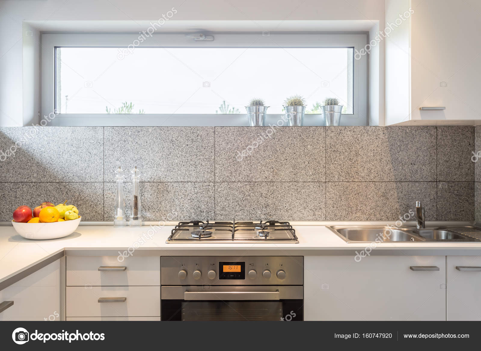 Piccola cucina con finestra — Foto Stock © photographee.eu #160747920 Piccola cucina con finestra — Foto Stock © photographee.eu #160747920