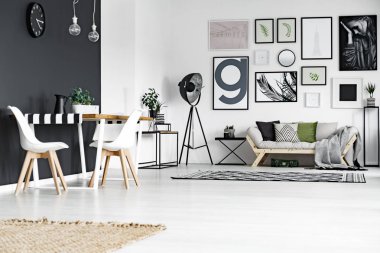 Salonda yemek alanı