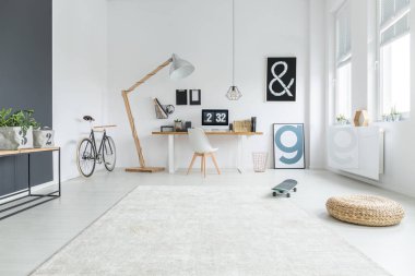 Beyaz ve gri çalışma alanı