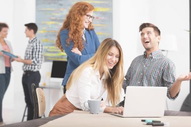 mutlu iş insanların birlikte çalışma