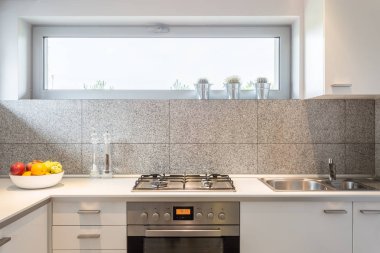 Pencere ile küçük mutfak