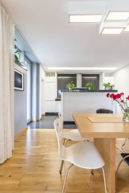 Masanın üzerine çiçek ile mutfak