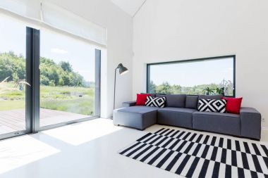 Modern ev aydınlık oturma odası