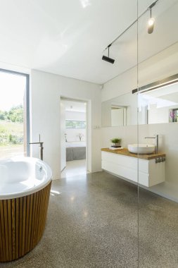 Granit döşeme ile parlak banyo