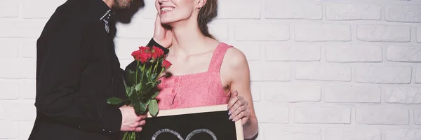 Hombre dando rosa a novia — Foto de Stock