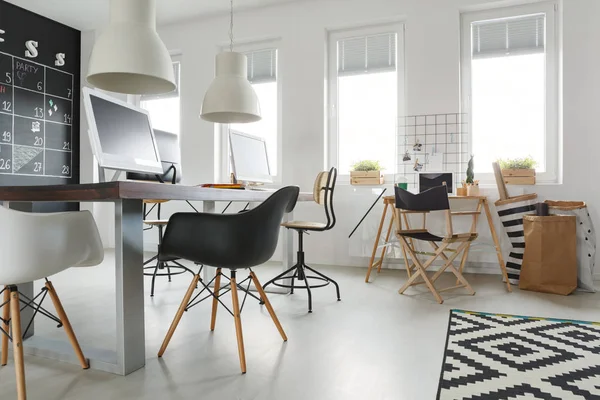 Schreibtische im Büro — Stockfoto