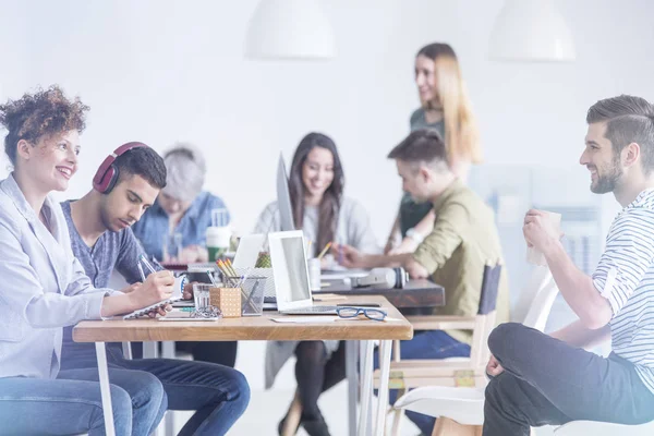 Colegas hablando entre sí — Foto de Stock