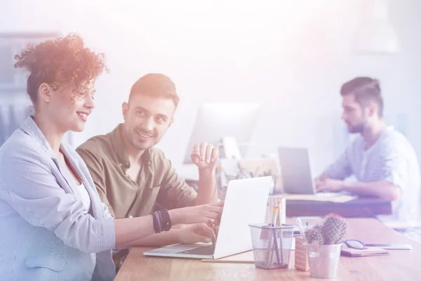 Mulatto and caucasian employees talking — Stock Photo, Image