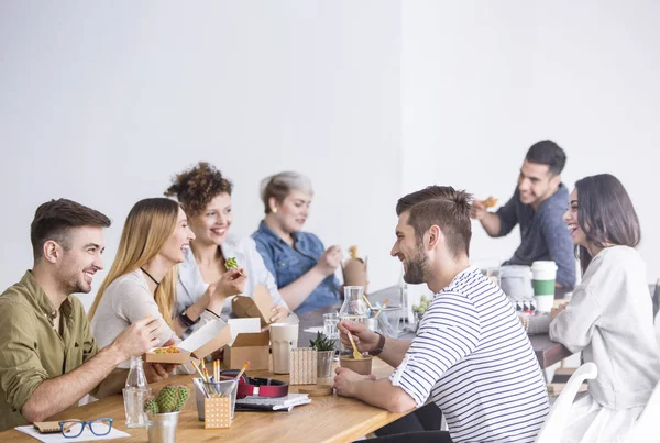 Mitarbeiter essen gemeinsam zu Mittag — Stockfoto
