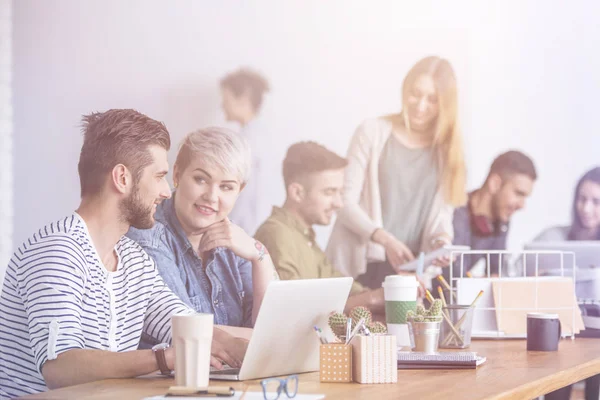 Cortese conversazione tra colleghi — Foto Stock