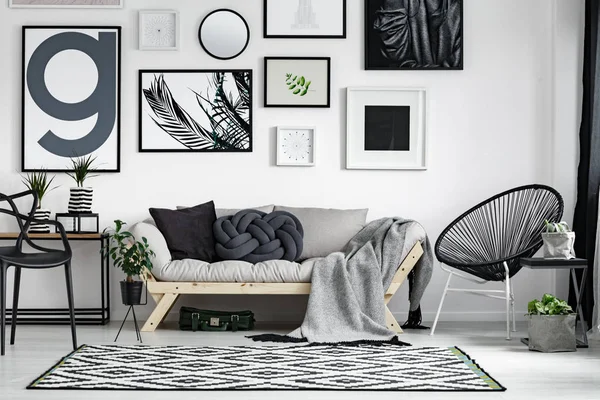 Деревянный диван с подушками — стоковое фото