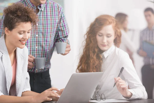 Equipe de negócios criativa com laptop — Fotografia de Stock