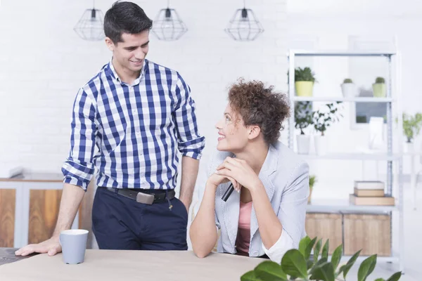 Pareja de negocios trabajando en casa — Foto de Stock