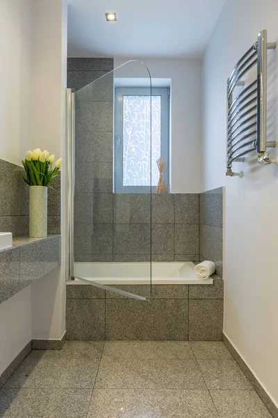 Badezimmer mit beigen Fliesen — Stockfoto