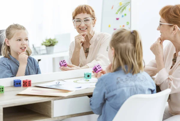 Logopedist en meisje — Stockfoto