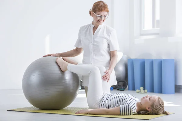 Ortopedista infantil usando pelota de gimnasio —  Fotos de Stock