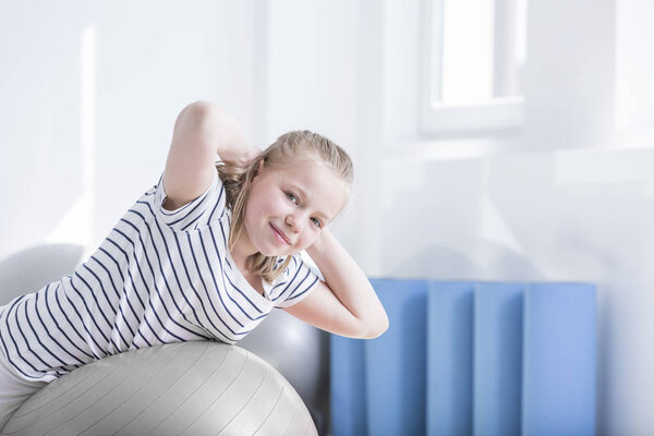 Ребенок во время сеанса физиотерапии
