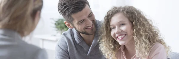Paar lächelt während der Therapie — Stockfoto