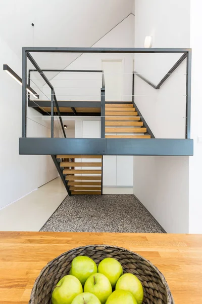 Escalera masiva de forma moderna — Foto de Stock