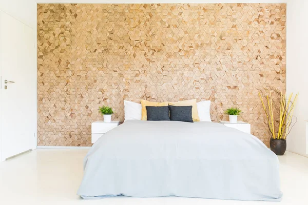 Schlafzimmer mit hölzerner Mosaikwand — Stockfoto
