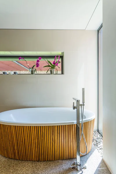 Bak mandi Oval dengan kandang kayu — Stok Foto