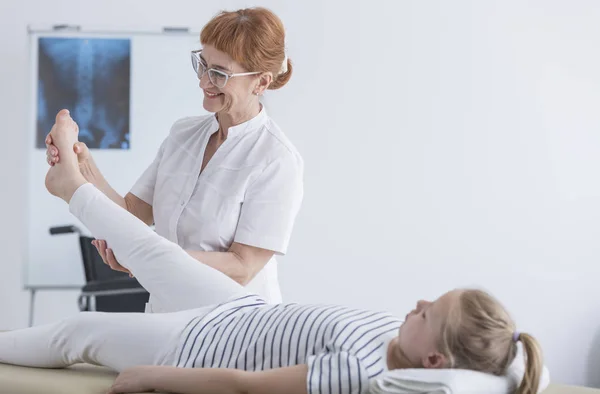 Physiotherapist in pediatric scoliosis clinic — Stock Image Physiotherapist in pediatric scoliosis clinic Stock Image