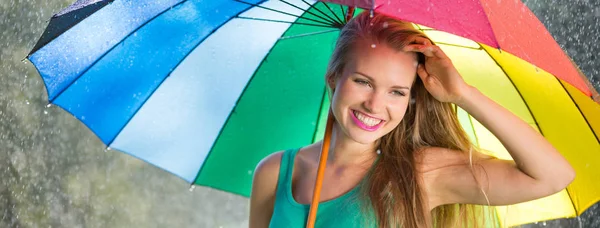 Fille optimiste pendant la pluie d'été — Photo