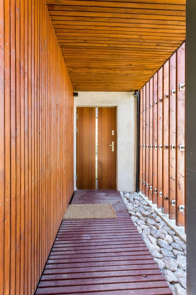 Entryway to a modern house — Stock Photo, Image