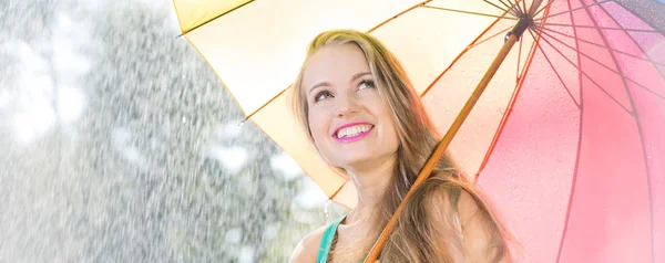Feliz estudiante rubia durante la lluvia de verano — Foto de Stock