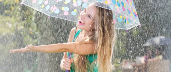 Mujer rubia disfrutando de lluvia de verano — Foto de Stock