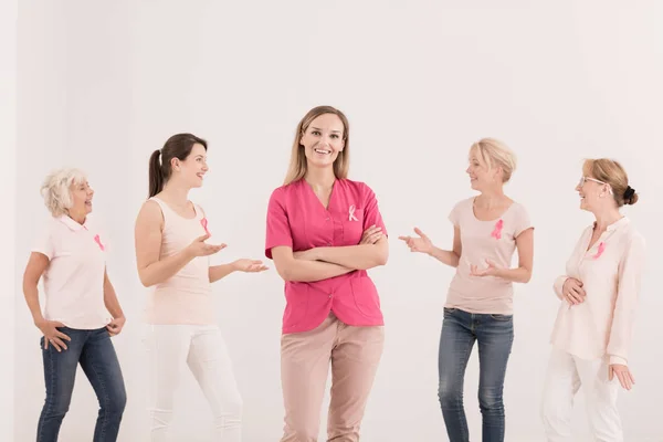 Ženy s růžovými stuhami — Stock fotografie