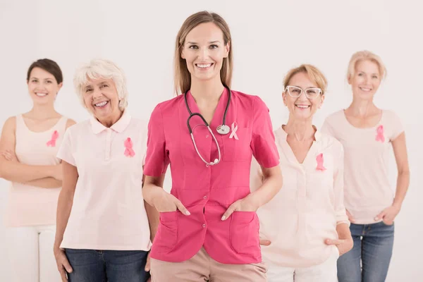 Female doctor with women — Stock Photo, Image