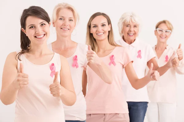 Mulheres dando polegares para cima — Fotografia de Stock