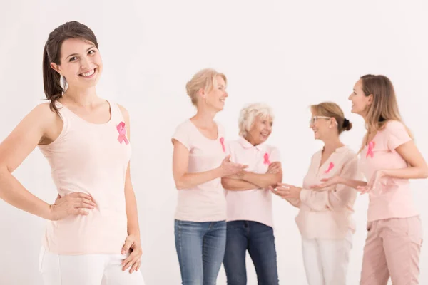 Mujer de pie junto al grupo — Foto de Stock