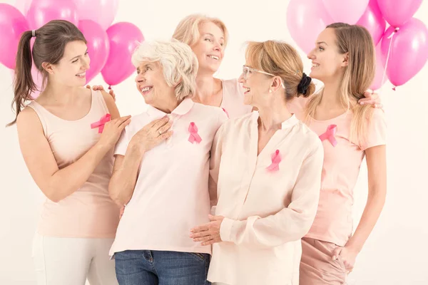 Mulheres mostrando apoio — Fotografia de Stock