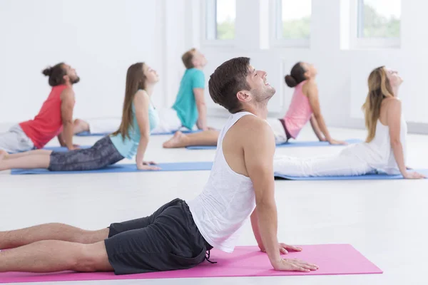 Instructor de yoga masculino clase de enseñanza — Foto de Stock