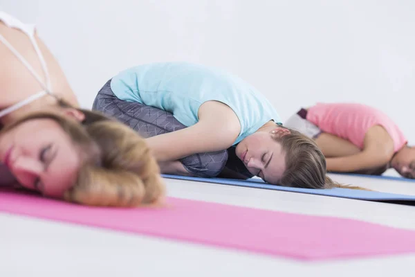 Jeunes femmes en position de détente — Photo