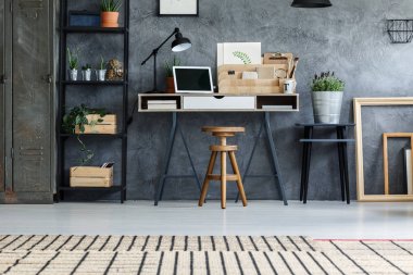 Gri duvar hipster ofiste