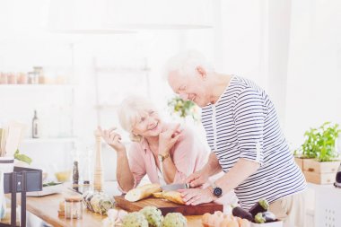 Mutfakta yaşlı bir çift var.