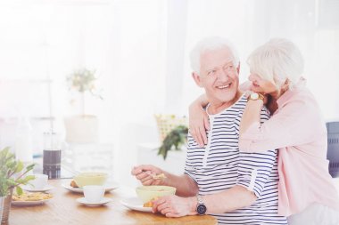 Komuta sizde yemek kahvaltı eşi ile
