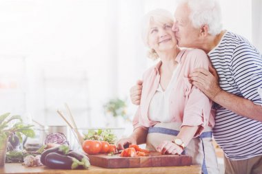 Komuta sizde kadın mutfakta öpüşme
