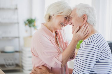 Evde yaşlı bir çift var.