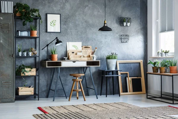 Büroraum mit grauer Wand — Stockfoto