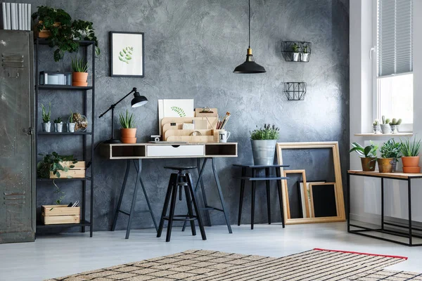 Intérieur de bureau fonctionnel avec plantes — Photo